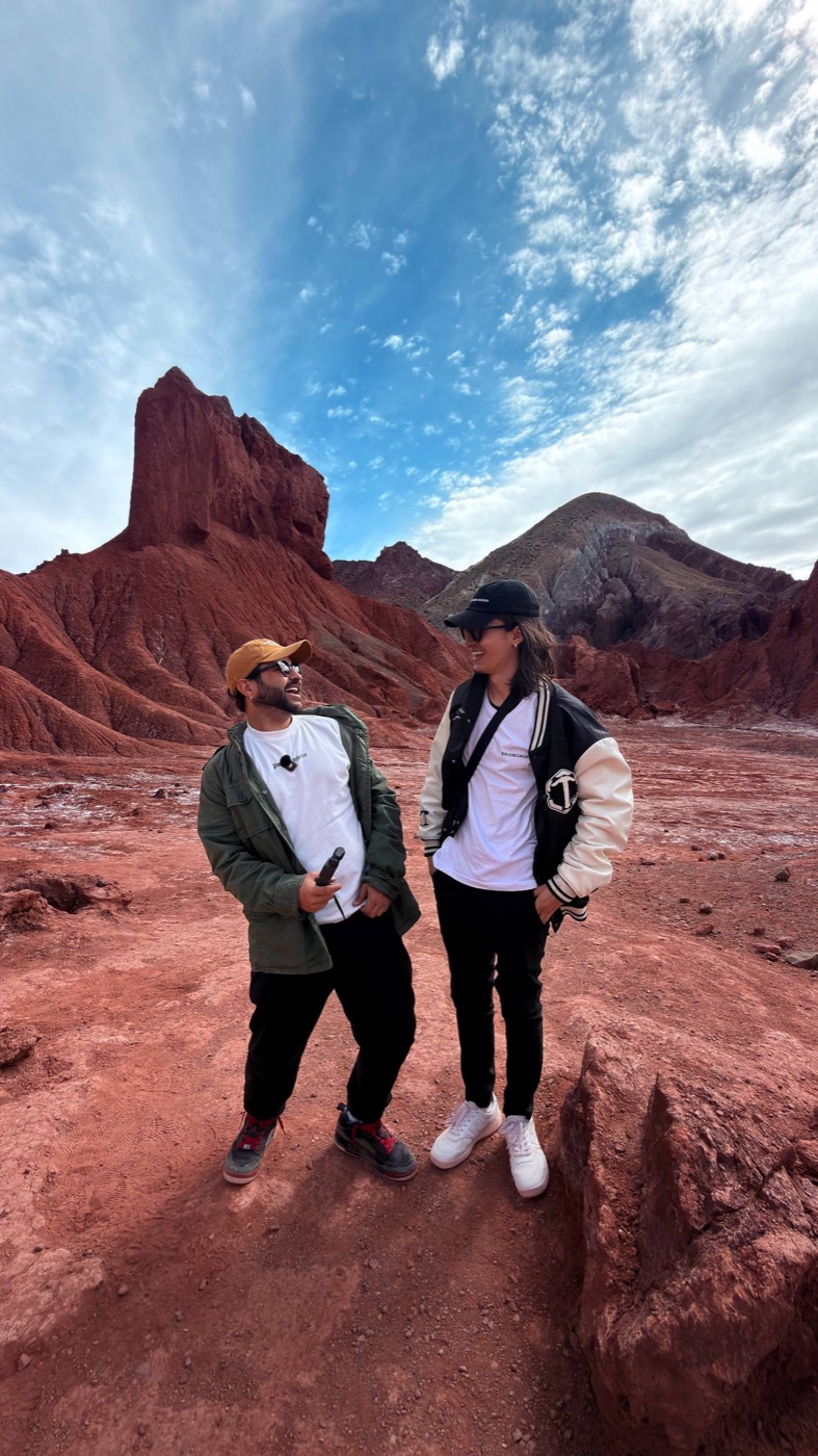 Dan e o parceiro de viagem rindo no Valle del Arcoiris, entre as montanhas coloridas