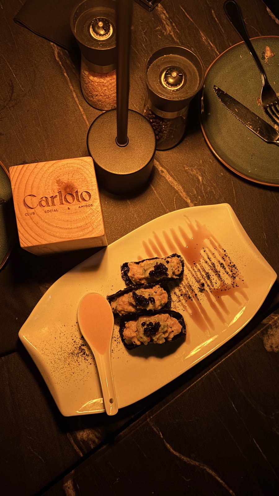 Tacos orientales do Carloto: taquitos de alga nori com tártaro de salmão e guacamole