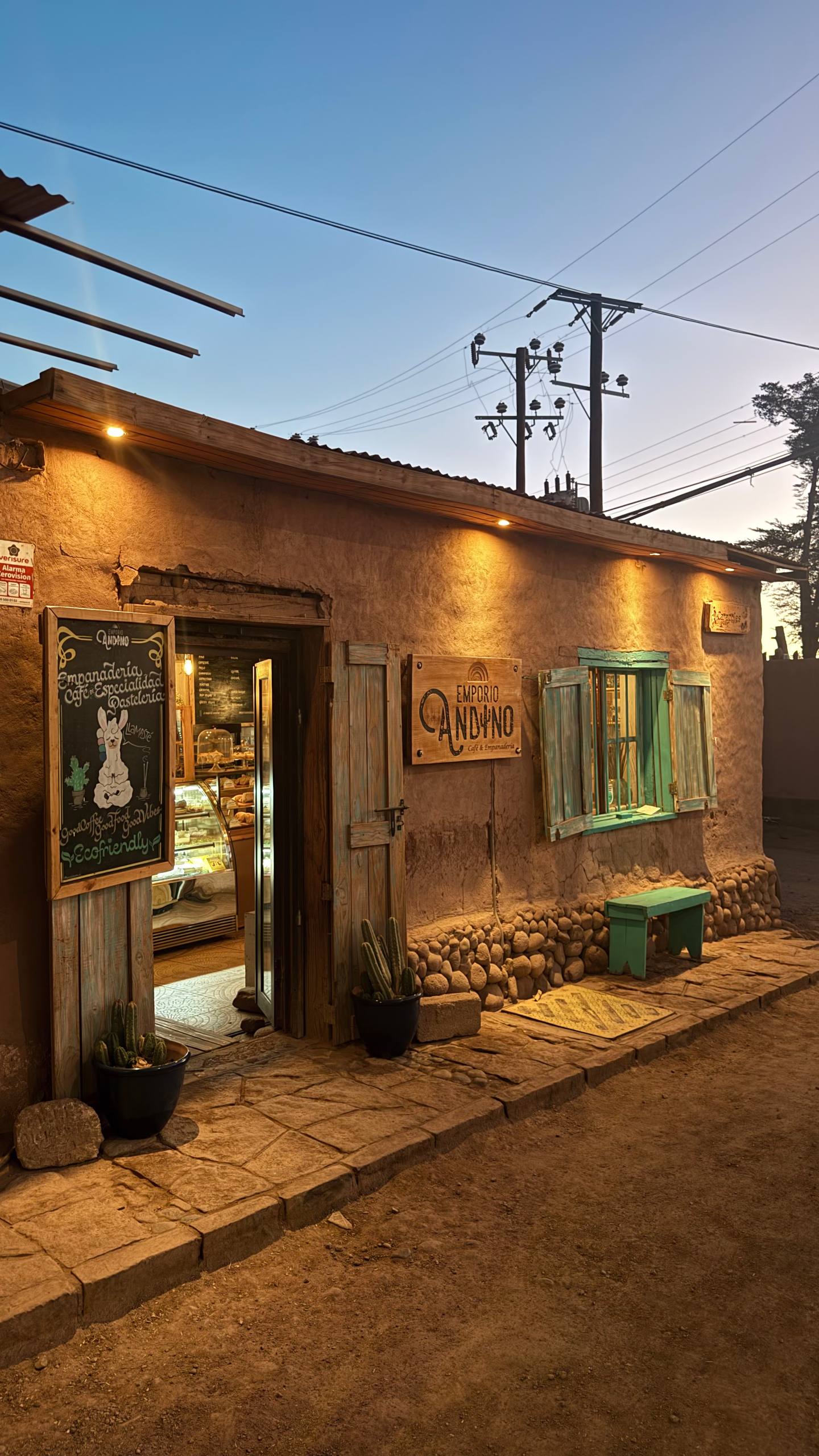 Empório Andino na rua Caracoles, San Pedro de Atacama: balcão de empanadas, brunch e desayunos