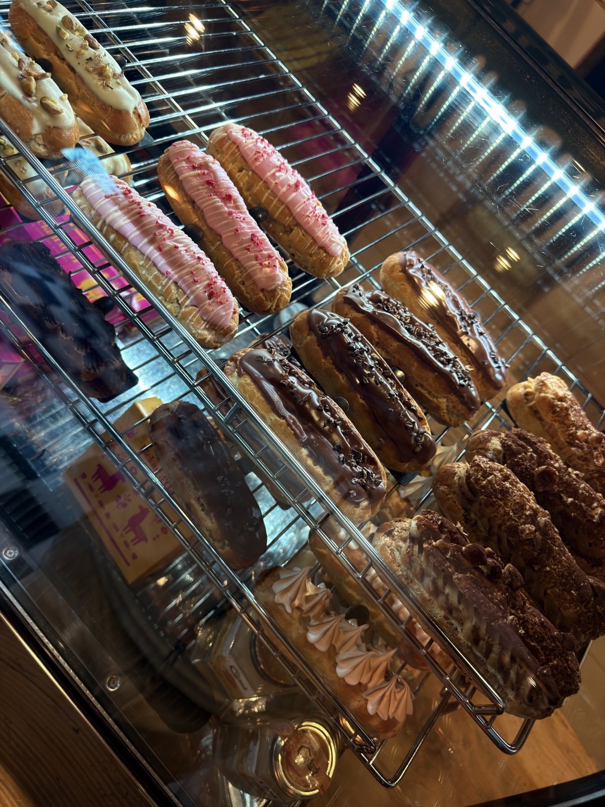 Vitrine da Franchuteria, em San Pedro de Atacama, com as quiches recém-saídas