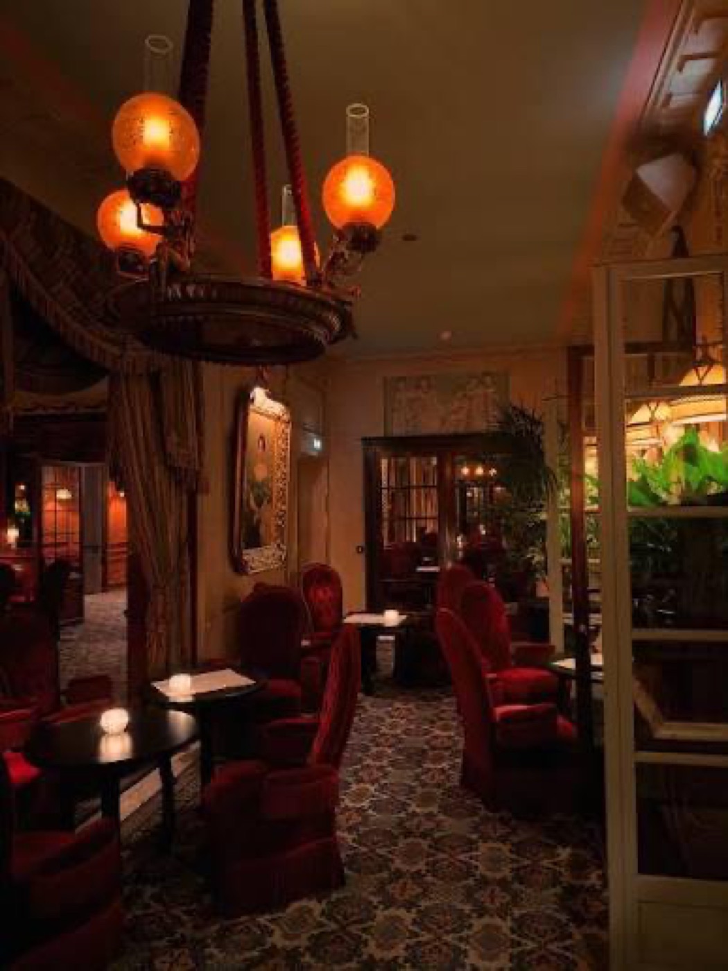 O salão do Hôtel Costes, com as poltronas de veludo vermelho e a luz baixa