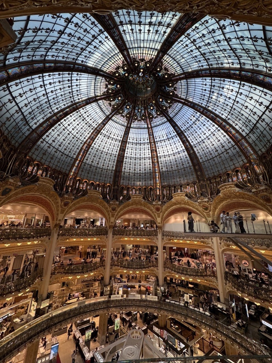 A cúpula de vitral das Galeries Lafayette vista de dentro, com os andares da loja embaixo