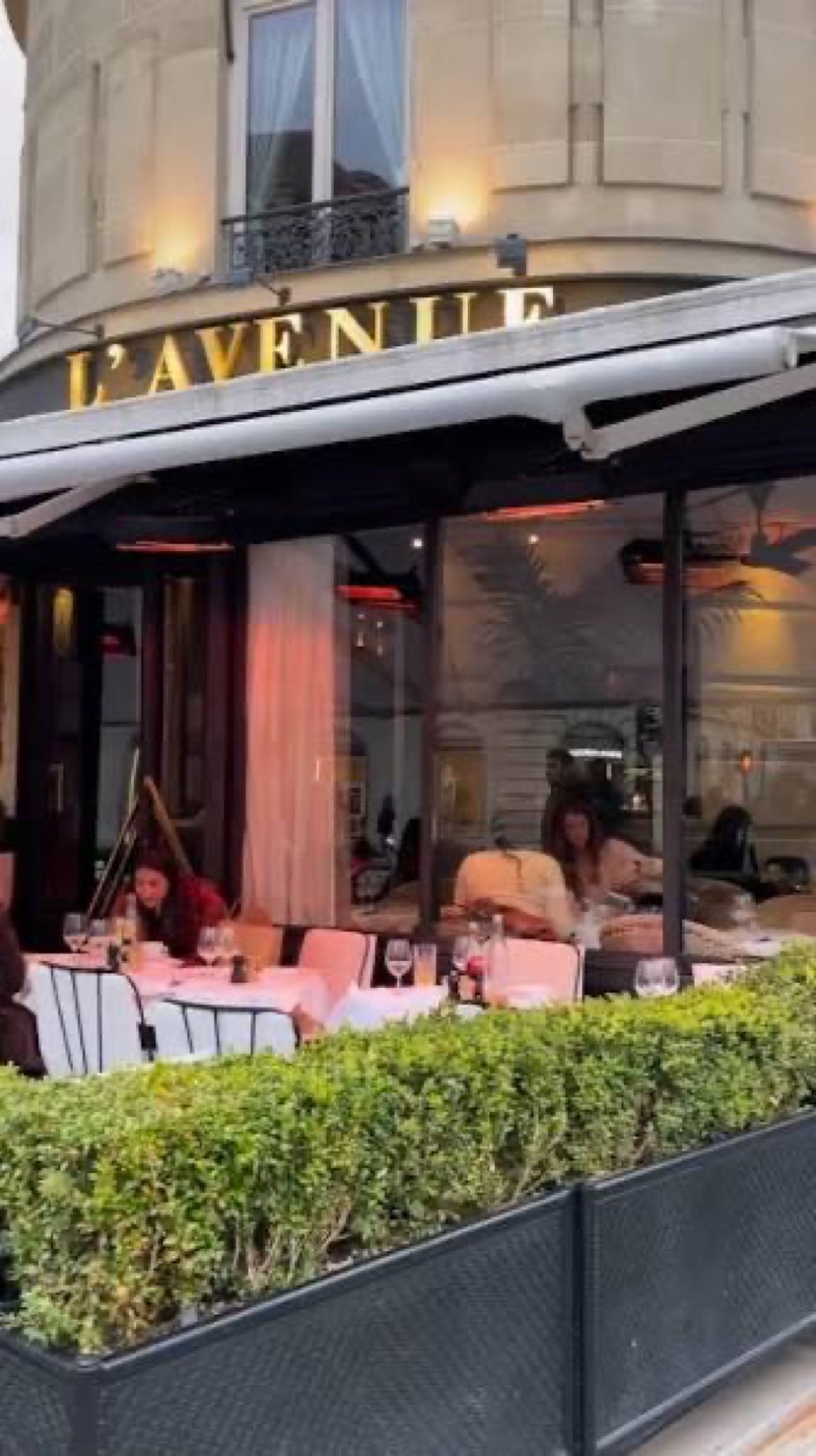 A fachada e o terraço do L'Avenue, na Avenue Montaigne