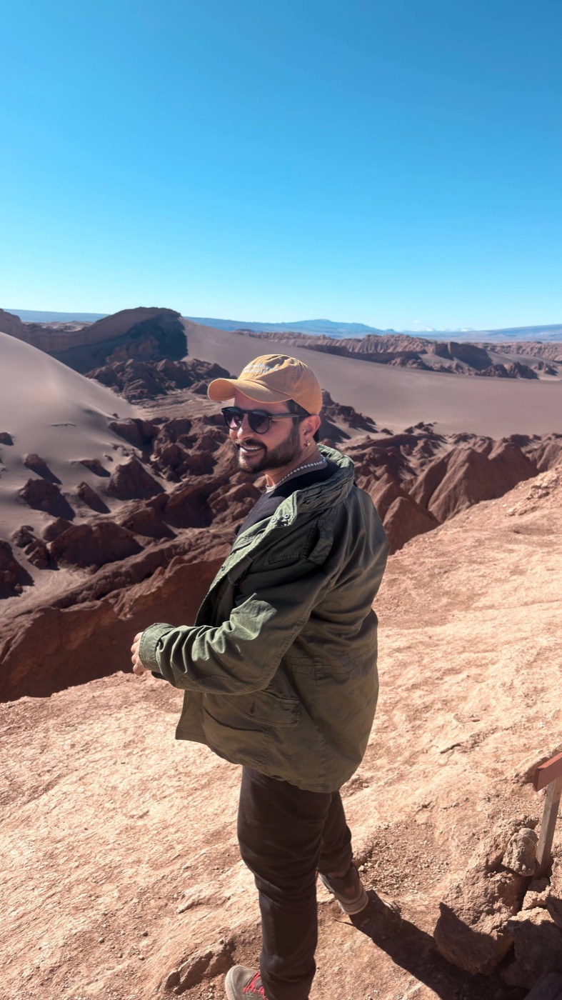 Dan no Valle de la Luna, com as dunas gigantes e o anfiteatro de pedra ao fundo