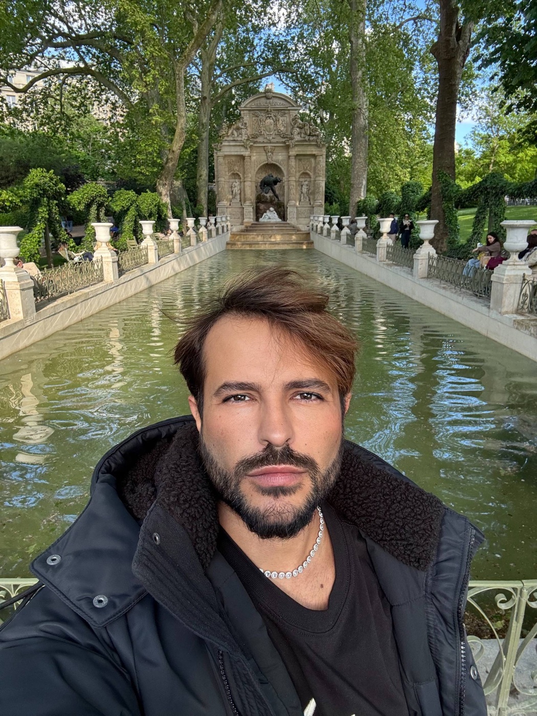 O Dan em selfie na Fonte de Médici, no Jardin du Luxembourg