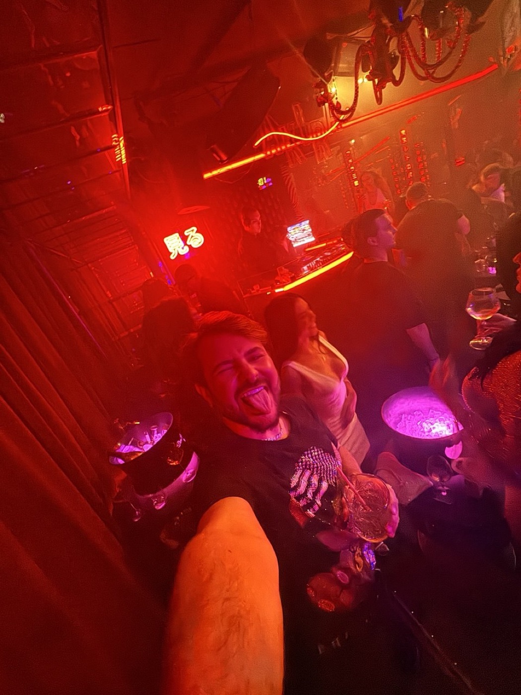 O Dan na pista da balada embaixo do Matignon, sob a luz vermelha