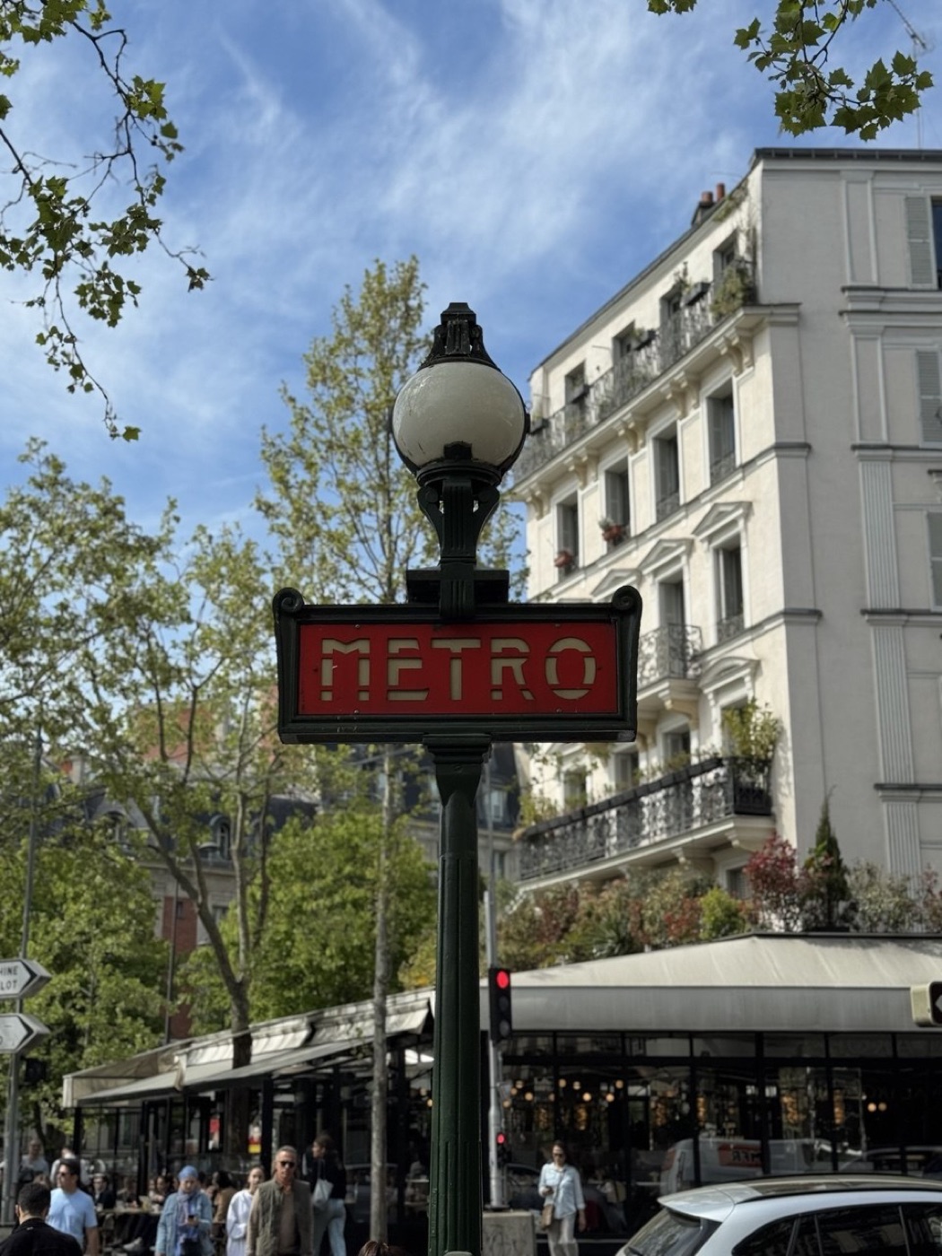 A placa clássica do Métro de Paris com o poste de luminária, fotografada pelo Dan