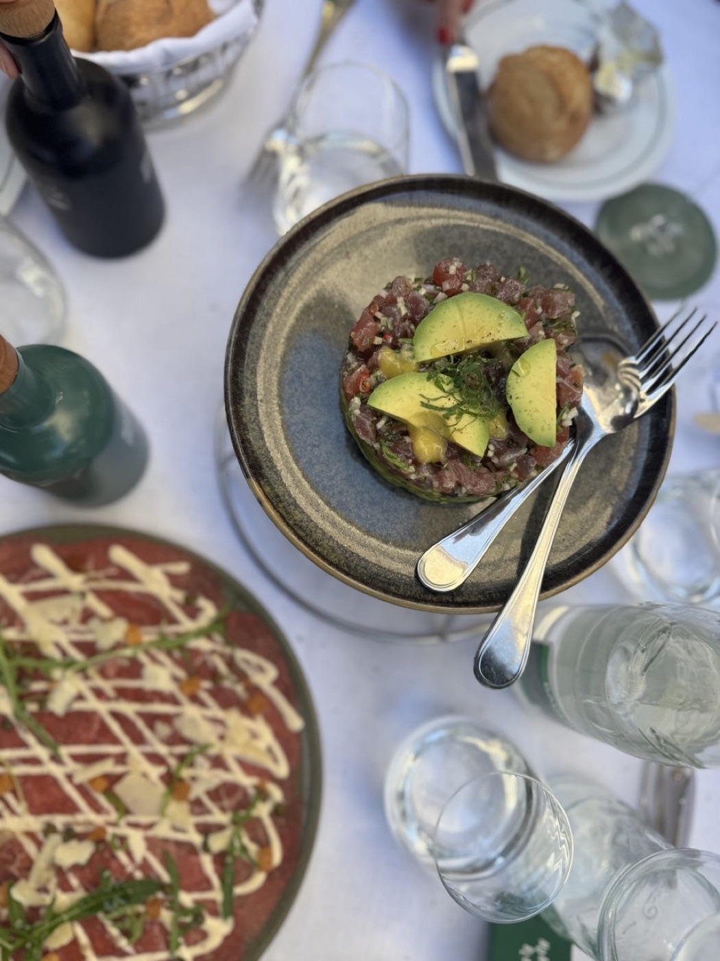 O tartare de atum com abacate na mesa do Monsieur Bleu