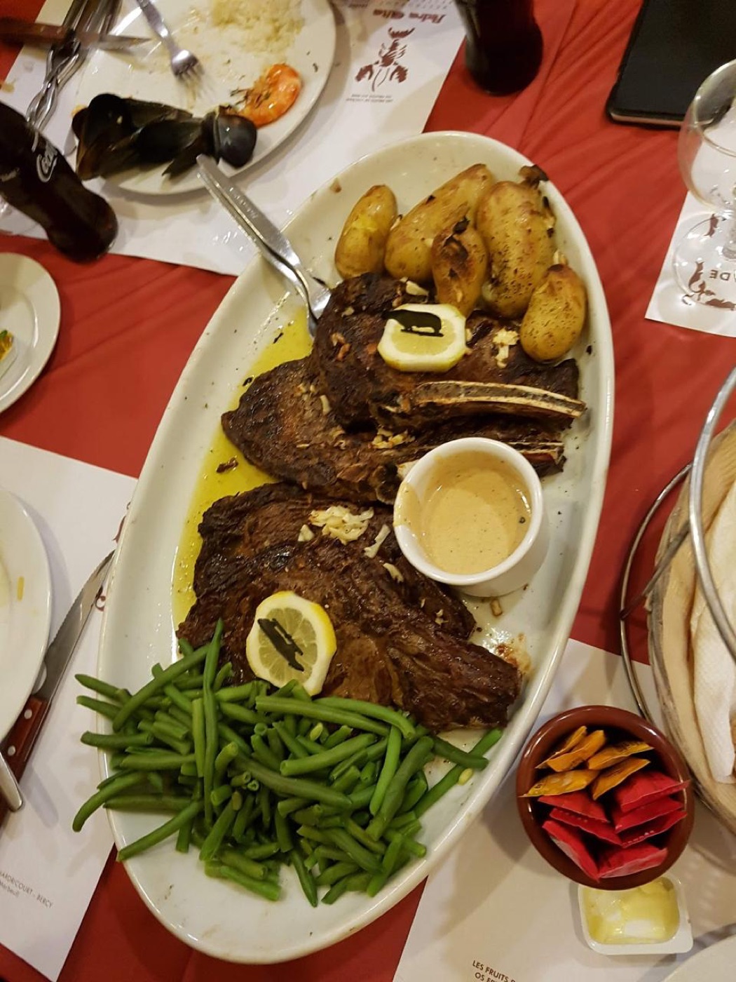 A travessa de carne na brasa com batatas e vagem do Pedra Alta, na mesa do Dan