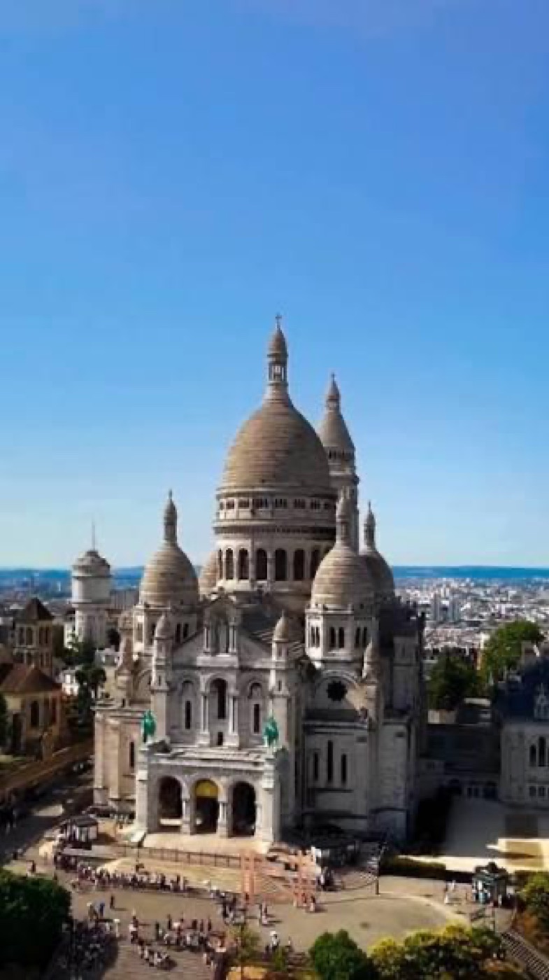 A basílica do Sacré-Cœur no alto de Montmartre, num dia de céu azul