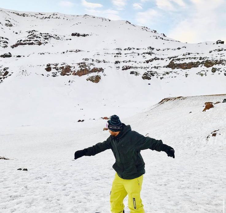 Descendo a pista de snowboard em El Colorado
