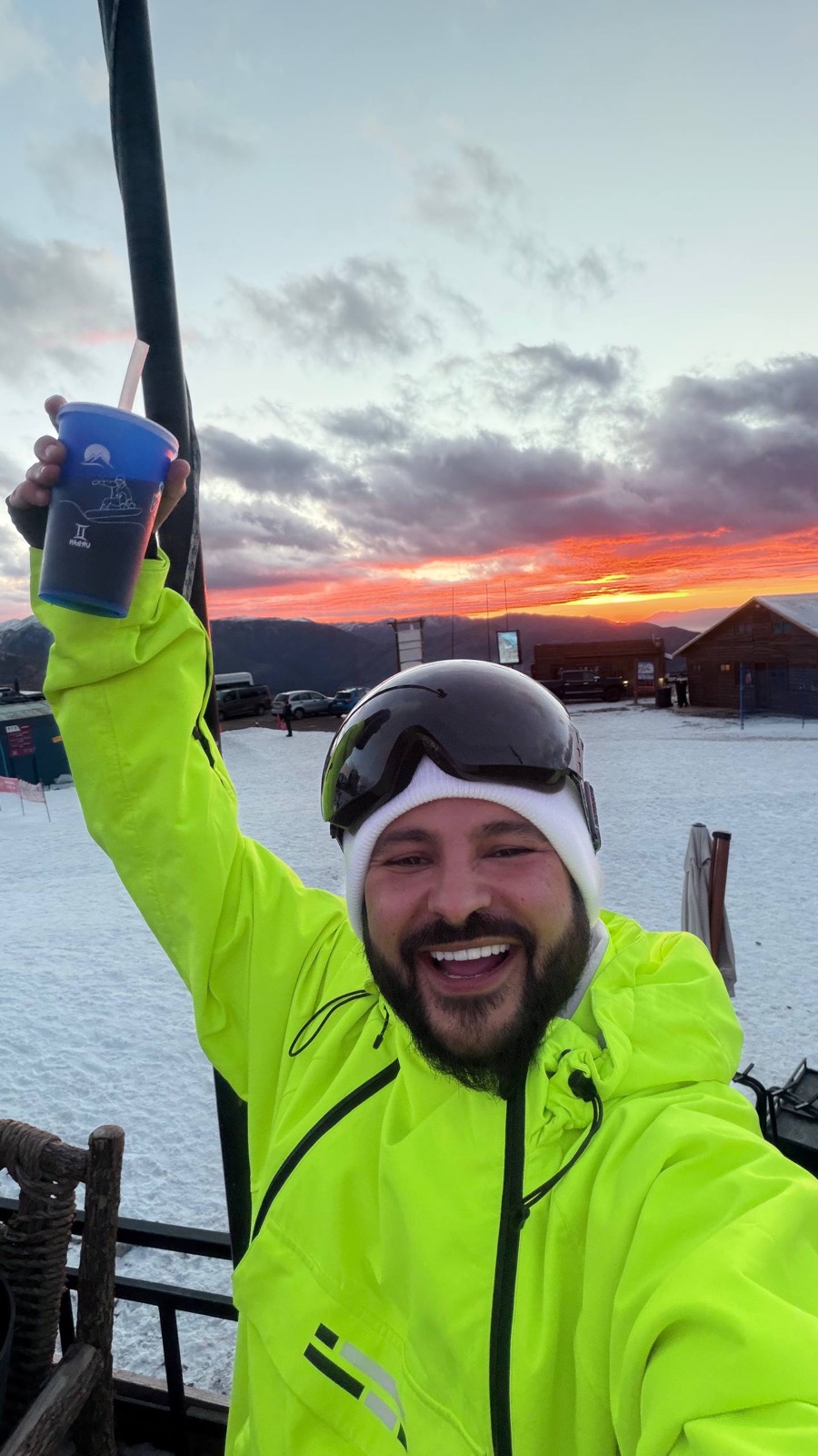 O pôr do sol atrás da cordilheira visto de El Colorado, com o céu laranja