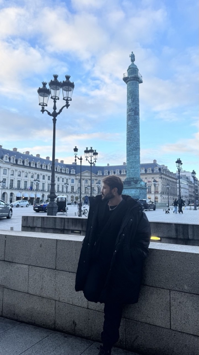 O Dan na Place Vendôme, com a coluna de bronze ao fundo